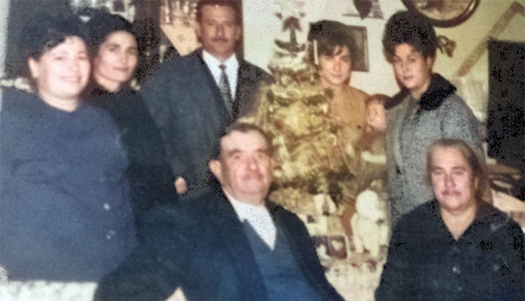 Η οικογένεια του Δημητρίου Μπουγκά από τον Καρδουλιανώ. Όρθια από αριστερά τα παιδιά του Ελένη, Κυριακή, (σύζυγος Μανώλη Μπουγκά), Μανώλης, Μαρία και Κλεάνθη. Καθήμενοι ο Δημήτριος Μπουγκάς με τη σύζυγό του Άννα (Τσαντηροπούλου). Από τη φωτογραφία απουσιάζει το πέμπτο παιδί του Δημητρίου Μπουγκά, ο Αλκιβιάδης.
Παρά την πενταμελή οικογένεια και το μικρό σπίτι δύο δωματίων και μιας αυλής που κατείχε, ο Δημήτρης Μπουγκάς ως Μικρασιάτης δεν δίσταζε να φιλοξενεί τους Μικρασιάτες των Αμουργελλών της καταναγκαστικής εργασίας τα χρόνια 1942-1944, όπως περιγράφει στο σημείωμά του και ο Παναγιώτης Σαριντζώτης    