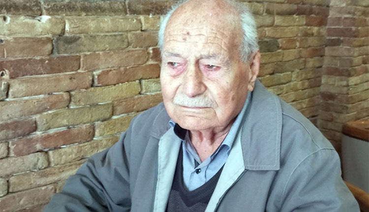 Ο Λευτέρης Ιωάννου Σμυρνάκης από το χωριό Βαρβάρω (Αρχάγγελο). Γεννήθηκε το έτος 1929 και ως δεκατριάχρονο παιδί θυμάται και περιγράφει τη γερμανική «κατσέτα» του χωριού του