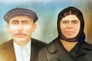 Ο Νίκος Φετφατζής με τη γυναίκα του Μαρία Γεννιτσαρίδη από το χωριό Αμουργέλλες. Τη δεκαπενταμερία του στα οχυρωματικά έργα των Γερμανών έκανε ο Παναγιώτης Σαριντζώτης.