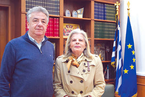 Με αφορμή την αλλαγή σκυτάλης στο προξενείο συναντήθηκε με την επίτιμη πρόξενο της Γερμανίας στην Κρήτη, Μαριάννα Ζουριδάκη, ο περιφερειάρχης Κρήτης Σταύρος Αρναουτάκης.