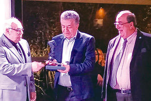 Ο Σύλλογος Αποστράτων Αξιωματικών Αεροπορίας παράρτημα Ηρακλείου οργάνωσε την εκδήλωση και επεφύλαξε μια έκπληξη στο τιμώμενο πρόσωπο, τον περιφερειάρχη Κρήτης Σταύρο Αρναουτάκη: του χάρισαν ένα πραγματικό χειριστήριο των rafale,