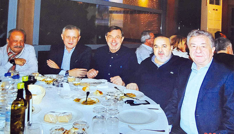 Ο Σύλλογος Αποστράτων Αξιωματικών Αεροπορίας παράρτημα Ηρακλείου οργάνωσε την εκδήλωση και επεφύλαξε μια έκπληξη στο τιμώμενο πρόσωπο, τον περιφερειάρχη Κρήτης Σταύρο Αρναουτάκη: του χάρισαν ένα πραγματικό χειριστήριο των rafale,