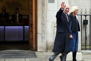 Ο βασιλιάς Κάρολος πήρε εξιτήριο μετά από χειρουργική επέμβαση για υπερπλασία προστάτη, λίγες ώρες αφότου η πριγκίπισσα της Ουαλίας βγήκε από το νοσοκομείο και επέστρεψε στο σπίτι της.