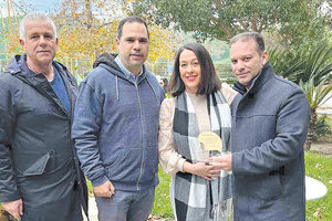 οι κ. Σινάνης, Παπαδόπουλος, Καστελιάμου και Τσαπάκης (αντιδήμαρχος) στις απονομές