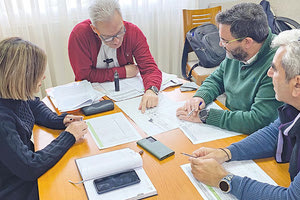 Όλα τα έργα και οι σχεδιαζόμενες τεχνικές παρεμβάσεις του Δήμου Ηρακλείου, βρέθηκαν στο επίκεντρο σύσκεψης που συγκάλεσε ο Δήμαρχος Αλέξης Καλοκαιρινός, με τον αρμόδιο  Αντιδήμαρχο Γιώργο Σισαμάκη και στελέχη της Υπηρεσίας, χθες το πρωί.