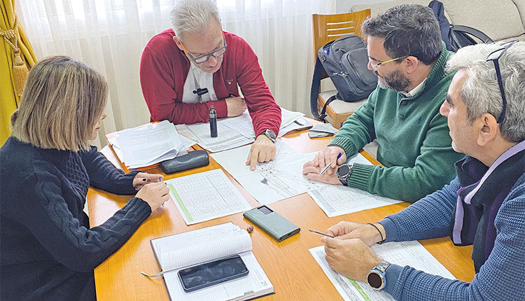 Όλα τα έργα και οι σχεδιαζόμενες τεχνικές παρεμβάσεις του Δήμου Ηρακλείου, βρέθηκαν στο επίκεντρο σύσκεψης που συγκάλεσε ο Δήμαρχος Αλέξης Καλοκαιρινός, με τον αρμόδιο  Αντιδήμαρχο Γιώργο Σισαμάκη και στελέχη της Υπηρεσίας, χθες το πρωί.