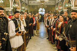 Με πάνδημη συμμετοχή η λιτανευτική μετακομιδή της πρώτης ιεράς εικόνος των Αγίων Τεσσάρων Νεομαρτύρων