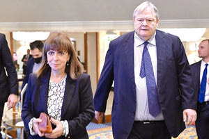 Δεν ξέρω εάν το κάνουν επί τούτου, αλλά διαρρέουν πληροφορίες ότι… η Σακελλαροπούλου εξασφάλισε κι άλλη θητεία από τον Μητσοτάκη… ενώ ο Βενιζέλος δεν παίζει καθόλου για Πρόεδρος της Δημοκρατίας