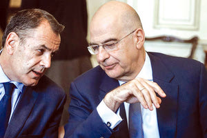 Προσπαθεί  να φτιάξει το κλίμα ο Δένδιας με τους προκατόχους του και παρέθεσε γεύμα στην Αθηναϊκή Λέσχη με καλεσμένους τον Νίκο Παναγιωτόπουλο, τον Αλκιβιάδη Στεφανή και την τέως ηγεσία των ενόπλων δυνάμεων.