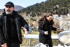 Η κοινωνική κουζίνα «Ο Άλλος Άνθρωπος» και συγκεκριμένα ο δημιουργός της Κωνσταντίνος Πολυχρονόπουλος, δεν έχει μπει στο στόχαστρο μόνο της Αρχής για απάτη και ξέπλυμα μαύρου χρήματος αλλά και των απλών πολιτών που έχουν συνεισφέρει και αναρωτιούνται, αν τα λεφτά τους, αντί για φαγητό για τους άστεγους πήγαν στα... φρουτάκια.