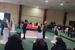   Σε κλίμα βαθιάς συγκίνησης και οδύνης πραγματοποιήθηκε χθες η πολιτική κηδεία ενός εξαίρετου στελέχους  του ΚΚΕ από την ηρωική γενιά της Εθνικής Αντίστασης του Γιώργου Γαρεφαλάκη