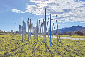 58 ΚΑΡΦΙΑ ΕΙΣ ΜΝΗΜΗΝ Έργο τέχνης στη μνήμη των θυμάτων της σιδηροδρομικής τραγωδίας στα Τέμπη