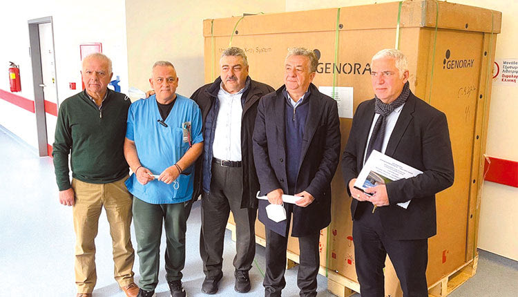 Στιγμιότυπο από την επίσκεψη Αρναουτάκη στο νοσοκομείο Χανίων