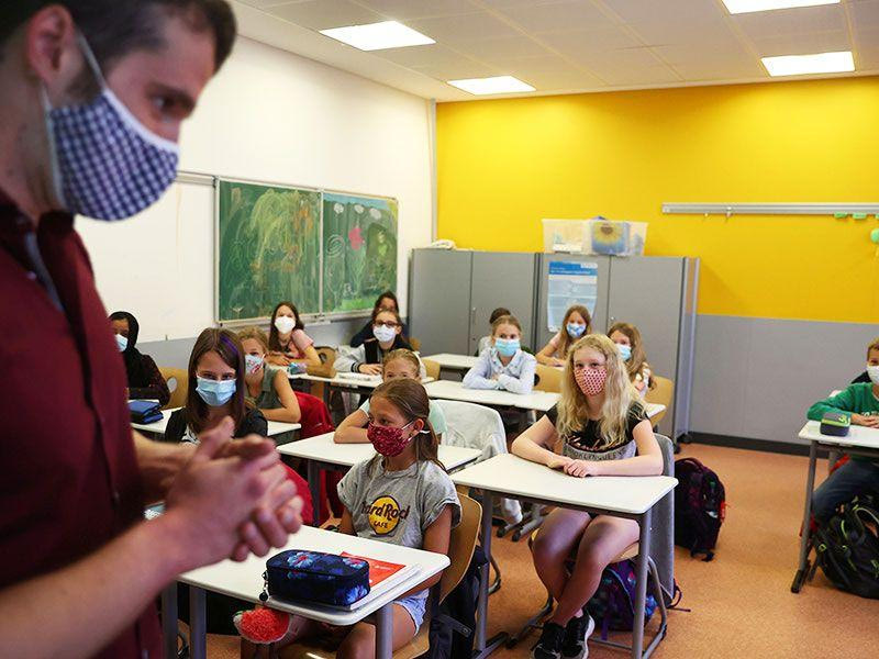 Σαρώνουν οι λοιμώξεις, ενώ ανοίγουν με μέτρα αύριο τα Σχολεία