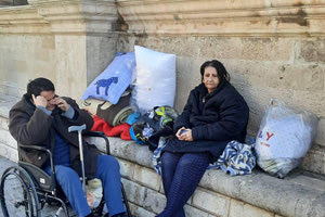 Απεργία πείνας πραγματοποιεί έξω από τη Λότζια γυναίκα με ανάπηρο παιδί που τους έκαναν έξωση από το σπίτι τους