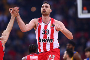 Μένει στον Ολυμπιακό με σούπερ συμβόλαιο ο Μιλουτίνοβ