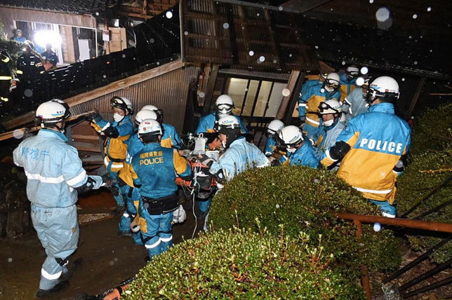 Έβγαλαν ζωντανή 90χρονη από τα συντρίμμια, 7 μέρες μετά τον σεισμό!