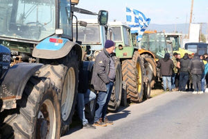 Μπλόκα αγροτών στην Εθνική Οδό –  η συνομιλία με τον Κ. Μητσοτάκη και η ατάκα για «γκαρσόνια»