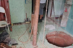Έσκαψε μια τρύπα στην κουζίνα του για να βρει χρυσό και έπεσε μέσα!