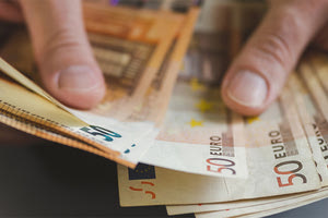 Κατώτατος μισθός: Πότε και πόσο θα αυξηθεί