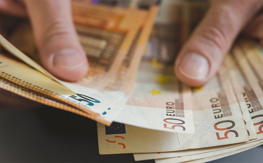 Κατώτατος μισθός: Πότε και πόσο θα αυξηθεί