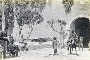 ΦΩΤΟΗΜΕΡΑΣ: Φωτογραφία από το Ηράκλειο στα τέλη του 19ου αιώνα. Μπροστά στην Πύλη Ιησού.