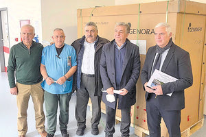 Ευτυχώς που υπάρχει και η Περιφέρεια και δίνει κανένα φράγκο στην υγεία! Στο Νοσοκομείο Χανίων πηγαν χθες ο αντιπεριφερειάρχης Ν. Καλογερής με τον περιφερειάρχη Σταύρο Αρναουτάκη.