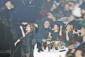 Αυτή κι αν είναι σπάνια παρέα! Διασκέδαζαν μαζί η σύζυγος του Βαγγέλη Μαρινάκη, η Αθανασία Μαρινάκη που ήταν στην παρέα της Γιάννας Αγγελοπούλου - μετά του συζύγου της - και της Μαριάννας Λάτση, με το ζεύγος Ρέμου, που  βρέθηκαν στο νυχτερινό κέντρο της Αθήνας όπου εμφανίζεται η Μαρινέλλα.