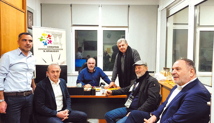 Έκοψε την πίτα του το Εργατικό Κέντρο και ο Στ. Βοργιάς- που είναι και αντιπεριφερειάρχης, θυμίζω- κάλεσε και όλους τους παλιούς προέδρους, που είναι φυσικά εν ζωή.