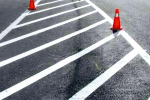 ο δήμαρχος Α. Καλοκαιρινός στις οδηγίες που έδωσε στις υπηρεσίες σε δύο κρίσιμα ζητήματα, ξεκαθαρίζοντας ότι όπου διαπιστωθούν παρεκκλίσεις, θα αντιμετωπισθούν με τη μέγιστη δυνατή αυστηρότητα. Το ένα είναι το θέμα των διαγραμμίσεων, για προφανείς λόγους.