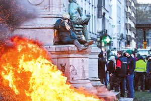 Φαίνεται πως τα όσα γίνονται στις Βρυξέλλες, στο Παρίσι και σε λίγο στην Ελλάδα με τους αγρότες είναι μόνο η κορυφή του παγόβουνου. Και εάν δεν το χειριστούν σοβαρά οι κυβερνήσεις, μάλλον θα έχουμε… παρατράγουδα!