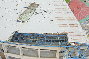 Το κομμάτι που αποκολήθηκε από το στέγαστρο του Παγκρητίου παραμένει σφηνωμένο στο αντικεραυνικό σύστημα