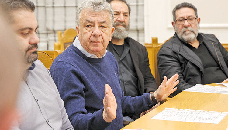 Από τη σύσκεψη στην Περιφέρεια Κρήτης Συμβολικά έκαψαν μια κυψέλη έξω από την Περιφέρεια οι μελισσοκόμοι
Πορεία διαμαρτυρίας πραγματοποίησαν χθες οι μελισσοκόμοι