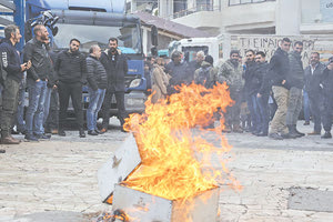 Σε κλοιό διαμαρτυρόμενων αγροτών οι Βρυξέλλες