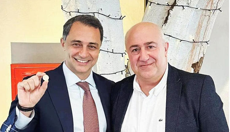 Πάντα… τυχερός ο Μάξιμος Σενετάκης!

Ο υφυπουργός Ανάπτυξης πήγε χθες στην κοπή της πίτας της Αναπτυξιακής Κρήτης και τους …πήρε το φλουρί.