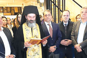 Πάντα… τυχερός ο Μάξιμος Σενετάκης! Ο υφυπουργός Ανάπτυξης πήγε χθες στην κοπή της πίτας της Αναπτυξιακής Κρήτης και τους …πήρε το φλουρί.