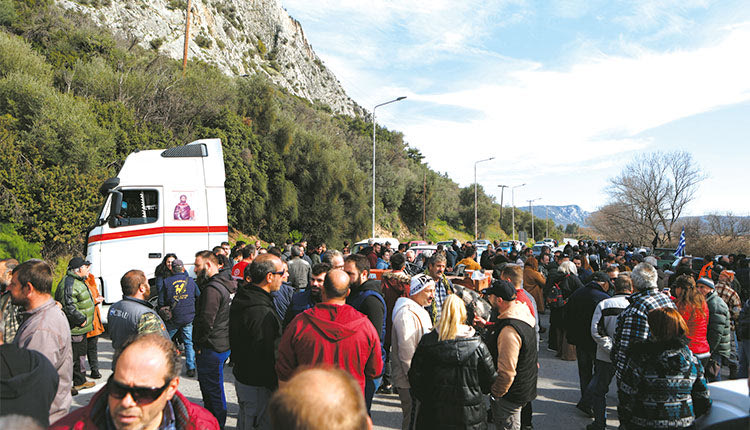 Ανυποχώρητοι παραμένουν οι αγρότες