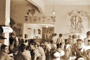 ΦΩΤΟΗΜΕΡΑΣ:Κρήτη 1943. Soldatemheim. Mια εντυπωσιακή φωτογραφία: Είναι ο χώρος αναψυχής των Γερμανών στρατιωτών (Γερμανικό ΚΨΜ) στο Καστέλλι Πεδιάδος (φωτ. Karl Ottahal).