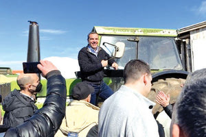 Δεν ήταν μόνο ο Στέφανος ο πρώτος διδάξας με τα τρακτέρ. Αλλά και ο Αλέξης Τσίπρας πέρυσι τέτοιο καιρό είχε πάει στη Φιλύρα Τρικάλων και είχε ανέβει πάνω στο τρακτέρ για να τους μιλήσει.