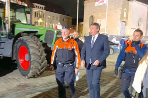 Το είδαμε κι αυτό! Περίπου 15 τρακτέρ έφτασαν στην οικία του Βέλγου πρωθυπουργού Αλεξάντερ Ντε Κροο στη Φλάνδρα προχθες, Σάββατο, το βράδυ.