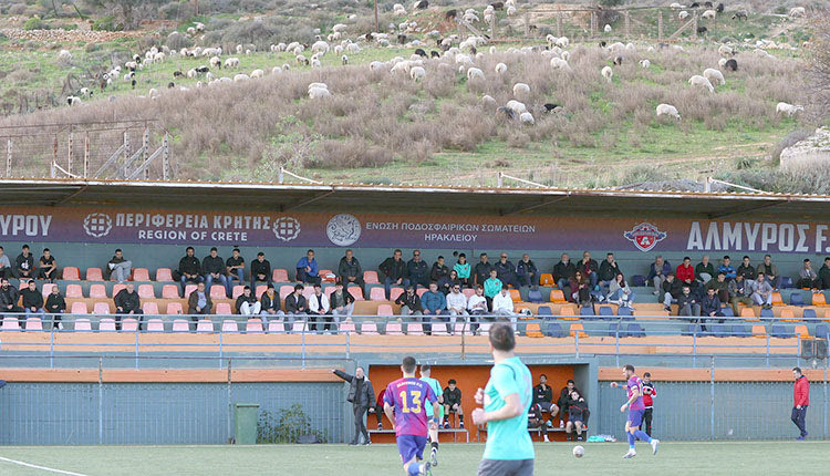 Εικόνα εντός και εκτός του γηπέδου χθες στο Γάζι