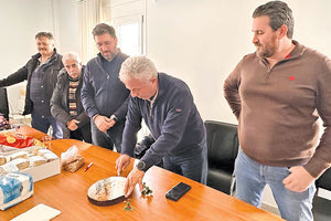 Ευχές για το 2024 Την ευχή το 2024 να έχει λιγότερες εξωγενείς δυσκολίες και να καταφέρει η ΔΕΥΑ Μαλεβιζίου να προσφέρει τις καλύτερες δυνατές υπηρεσίες προς τους δημότες, έκανε ο δήμαρχος Μαλεβιζίου Μενέλαος Μποκέας κατά την κοπή της πίτας της Δημοτικής Επιχείρησης Ύδρευσης Αποχέτευσης Μαλεβιζίου