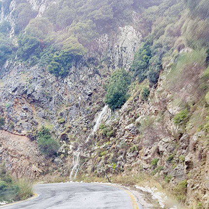 Εικόνες από νερά που τρέχουν στον δρόμο από το υπέδαφος