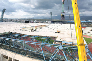 Από τις εργασίες απομάκρυνσης του αποκολλημένου στεγάστρου