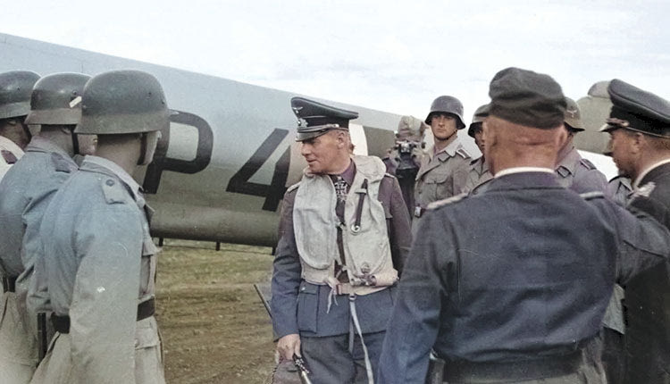 Αεροδρόμιο Ηρακλείου, 25 Οκτωβρίου 1942. O Ρόμελ λίγο πριν αναχωρήσει για τη Μέση Ανατολή, εκτελώντας διαταγή του Χίτλερ να αναλάβει τη γερμανική «στρατιά της ερήμου». Απέναντί του με την πλάτη ο διοικητής των γερμανικών δυνάμεων του νομού Ηρακλείου Μίλερ και ο Αρχηγός της Luftwaffe Von Waldau.  (Πηγή: Hans Gross, Greece at ww2 arhives)