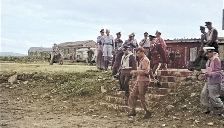 Αεροδρόμιο Ηρακλείου, 25 Οκτωβρίου 1942. Ο Ρόμελ με τους στρατηγούς Μίλερ και Waldau οδεύουν από τις εγκαταστάσεις του αεροδρομίου προς το αεροπλάνο που θα τον μεταφέρει στην Αφρική. (Πηγή : Hans Gross, Greece at ww2 arhives)