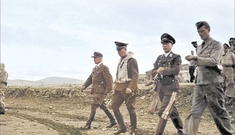 Οι Ρόμελ, Μίλερ και Waldau  στο αεροδρόμιο του Ηρακλείου στις 25 Οκτωβρίου 1942. (Πηγή: Hans Gross, Greece at ww2 arhives)

