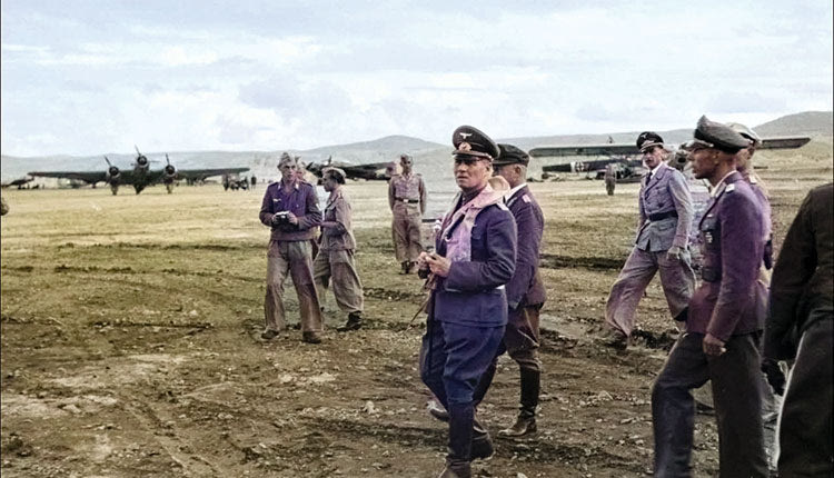 Ηράκλειο, 25 Οκτωβρίου 1942. Ο Ρόμελ στον διάδρομο του αεροδρομίου, λίγο πριν την αναχώρησή του στη Μέση Ανατολή. (Πηγή: Hans Gross, Greece at ww2 arhives)
