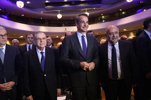 Αυτή κι αν είναι… επίσημη πρώτη! Ο Δημήτρης Τσιόδρας, διευθυντής του Γραφείου Τύπου του πρωθυπουργού θα είναι και στη λίστα των ευρωεκλογών. Και ξεκινώντας άτυπα έκανε την παρουσίαση του βιβλίου του «Ευρωπαϊκή Ενοποίηση.