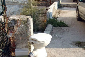 Μου το περιέγραφε ο αντιδήμαρχος Ν. Γιαλιτάκης και έμεινα ενεός πραγματικά όπως και εκείνος δεν μπορούσε να πιστέψει στα μάτια του… Σάββατο βράδυ στην πλατεία του Αρχαιολογικού Μουσείου κάποιοι βρήκαν την ευκαιρία να πετάξουν τρεις νεροχύτες και δύο λεκάνες…